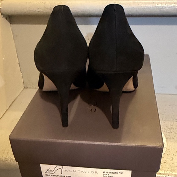NIB Ann Taylor Mila Black Leather Suede Heels with Floral Detail - Picture 5 of 10